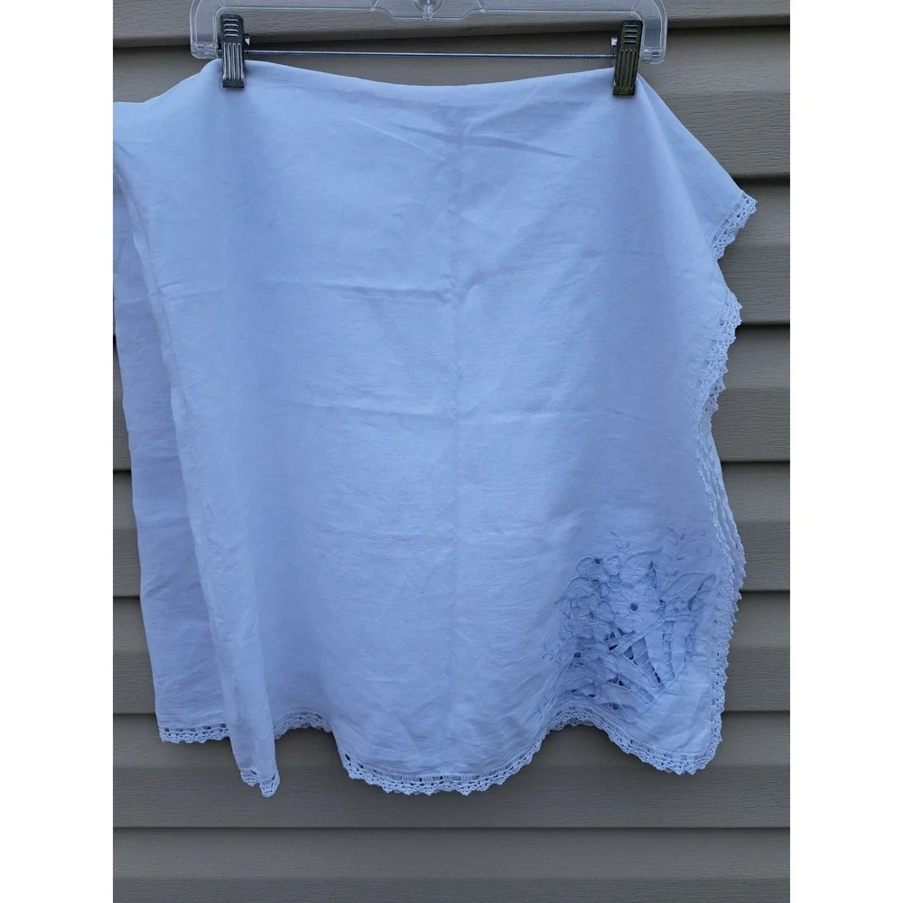 VTG White Cotton Linen Tablecloth 43.5 X 43.5 in Cutwork Embroidery  Lace Trim